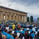 Capaccio Paestum, mille studenti da tutta Italia suonano davanti al Tempio di Nettuno: la musica unisce le giovani generazioni